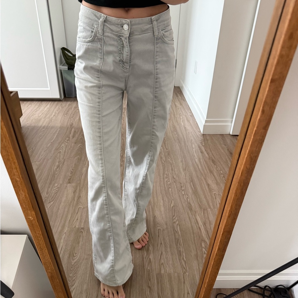 Stylish Gray High-Waisted Jeans